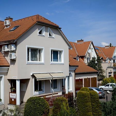 Vincze Vendeghaz Apartment เอ็กเกอร์ ภายนอก รูปภาพ