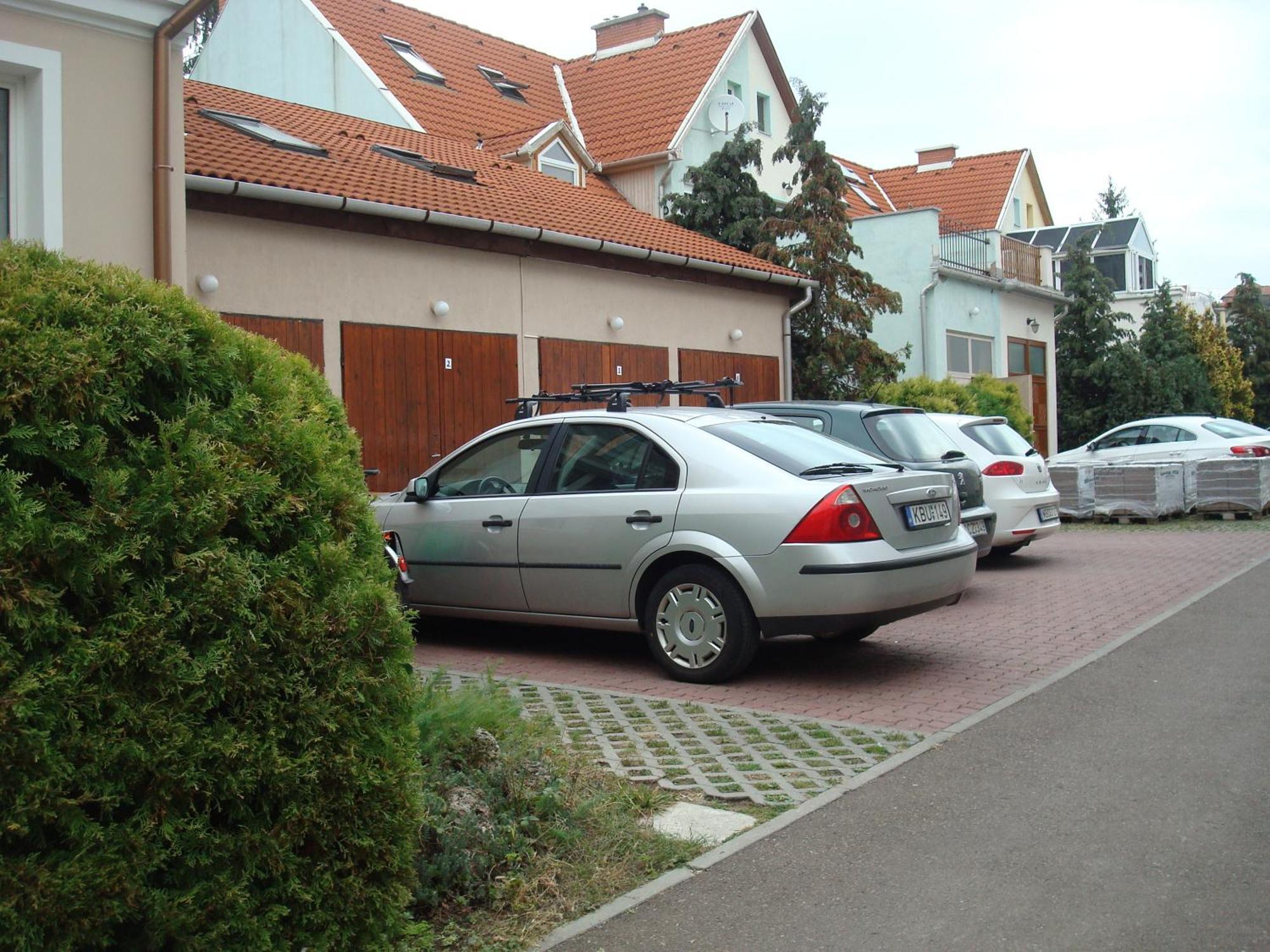 Vincze Vendeghaz Apartment เอ็กเกอร์ ภายนอก รูปภาพ