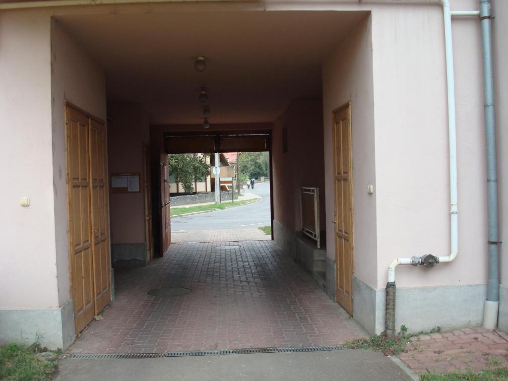 Vincze Vendeghaz Apartment เอ็กเกอร์ ภายนอก รูปภาพ