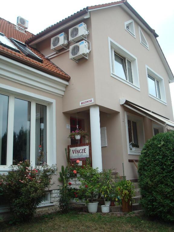 Vincze Vendeghaz Apartment เอ็กเกอร์ ภายนอก รูปภาพ