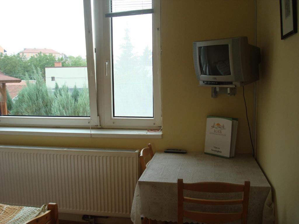 Vincze Vendeghaz Apartment เอ็กเกอร์ ห้อง รูปภาพ