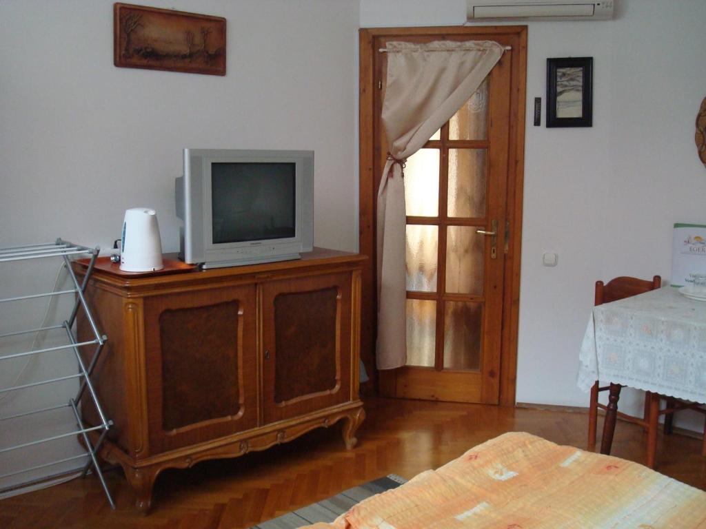Vincze Vendeghaz Apartment เอ็กเกอร์ ห้อง รูปภาพ