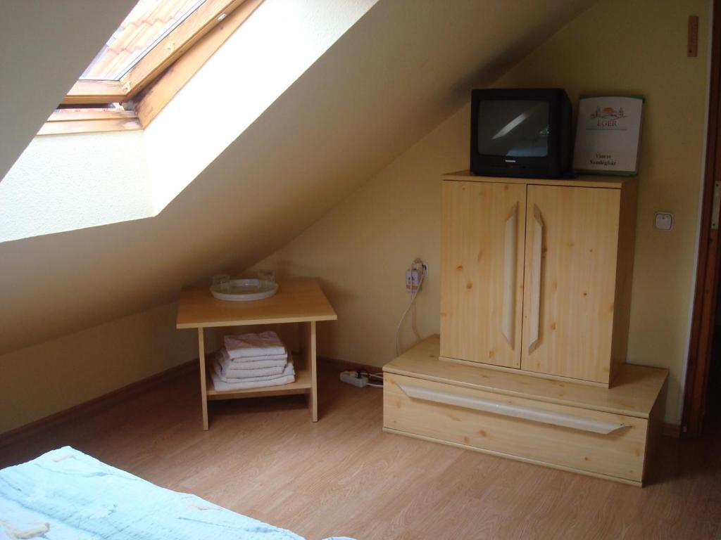 Vincze Vendeghaz Apartment เอ็กเกอร์ ห้อง รูปภาพ