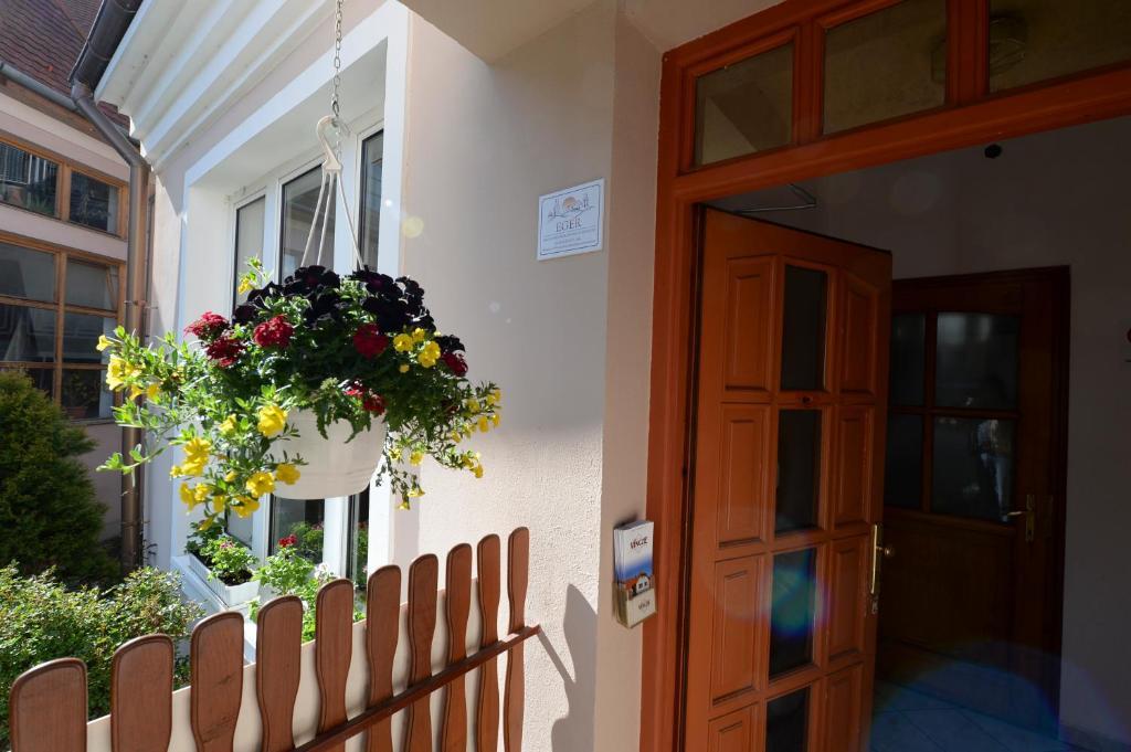 Vincze Vendeghaz Apartment เอ็กเกอร์ ภายนอก รูปภาพ
